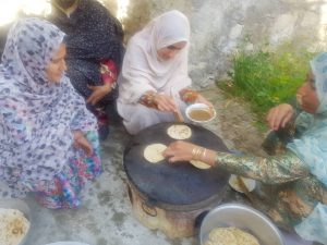 جشنواره پخت نان محلی در روستای رودبار شهرستان بستک برگزار شد