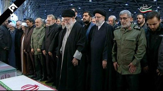 نماز اشک‌آلود رهبر انقلاب بر پیکر سردار سلیمانی