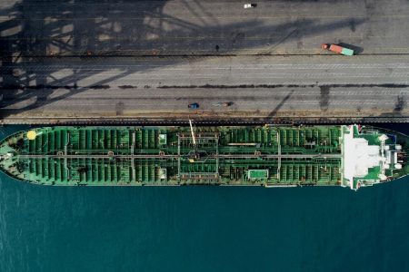 پهلودهی کشتی پهن‌پیکر حامل ۶۶ هزارتن روغن در بندر شهید رجایی/ تخلیه ۷۹۶ هزار تن کالای اساسی از ابتدای سال جاری تاکنون