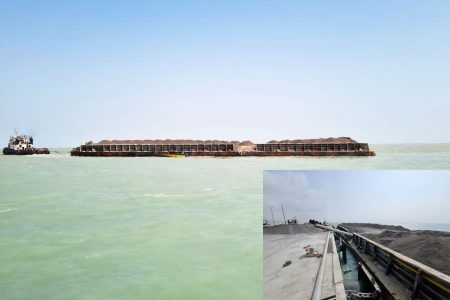 پهلودهی بارج هفت هزار تنی در بندرگاه چندمنظوره خمیر