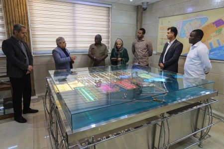 در حاشیه بازدید سفیر کنیا از بندر شهید رجایی عنوان شد؛ آماده تعاملات تجاری و انتقال تجربیات دریانوردی با کنیا هستیم/ وجود اشتراکات فرهنگی بین بندرعباس و بندر لامو/ ضرورت افزایش تولید بین ایران و تجار کنیا