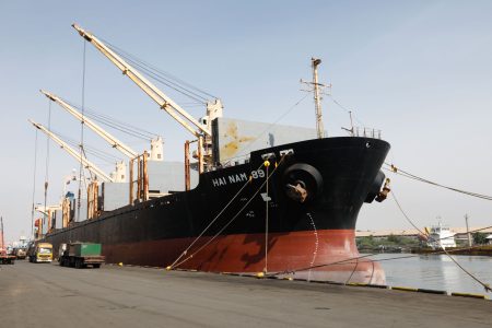 تخلیه و بارگیری بیش از یک میلیون تن کالا در بنادر شرق هرمزگان/ افزایش ۳۰ درصدی ترانزیت در این بنادر