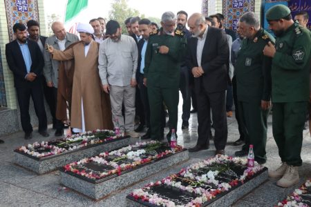 *هم اکنون ادای احترام وزیر کشور به مقام شامخ شهدای جزیره بوموسی