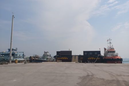 پهلودهی همزمان سه بارج برای بارگیری مواد معدنی در بندرخمیر/ صادرات ۴۰۰ هزار تن کالای فله به کشورهای حوزه خلیج‌فارس