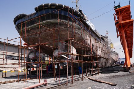 تخلیه دو نگله ۴۲۵ تنی در بندر شهید رجایی