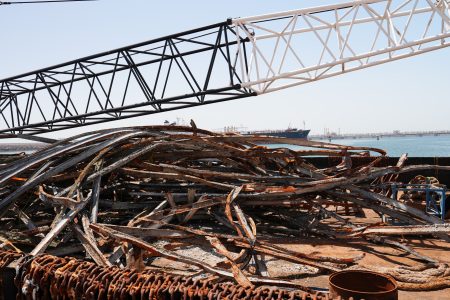 آغاز عملیات خارج سازی آهن آلات ازحوضچه بندر شهید رجایی/ سهولت در لایروبی حوضچه بندر با خارج سازی این آهن آلات