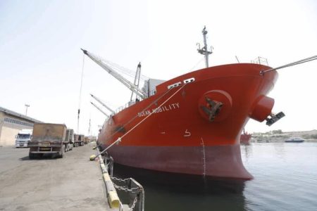 پهلوگیری کشتی ۴۰ هزار تنی در بندر شهید باهنر