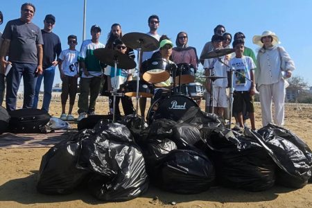 اقدام محیط‌زیستی آموزشگاه هنری “داریتم” در پاکسازی ساحل بندرعباس