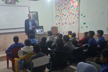 خبر برگزاری کلاس آموزشی برای دانش آموزان و محیط یاران جزیره هرمز