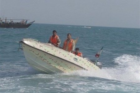 دریابانی بندرعباس ۶ جوان گرفتار در سواحل هرمز را نجات داد